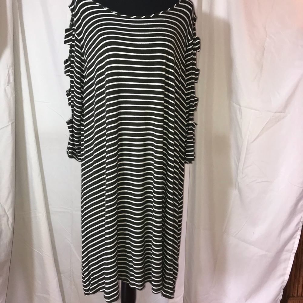 A&I Dress with cut out sleeves